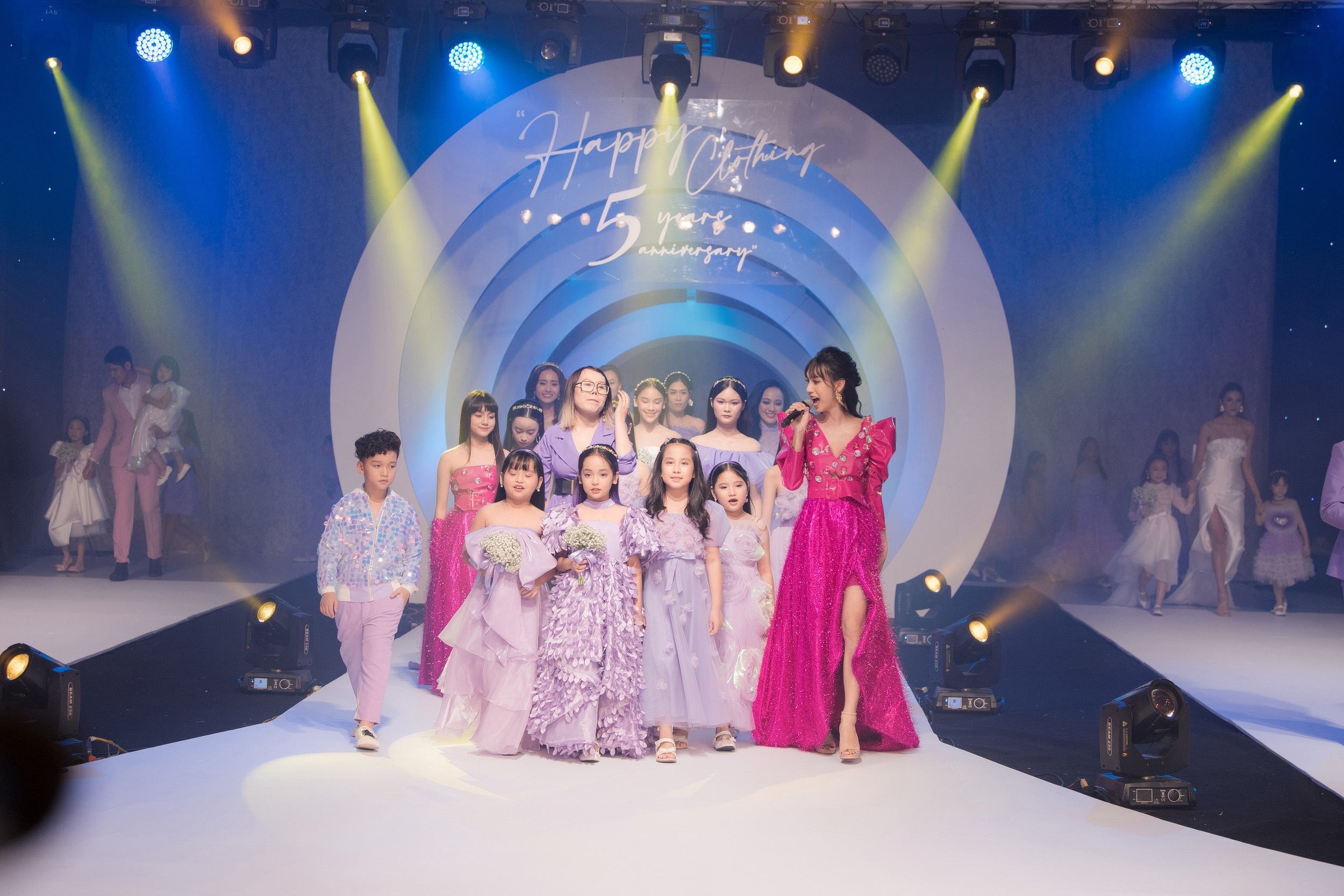 Lần Đầu Đi Catwalk
