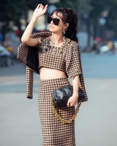 Lynk Lee chuộng váy áo tôn vẻ nữ tính