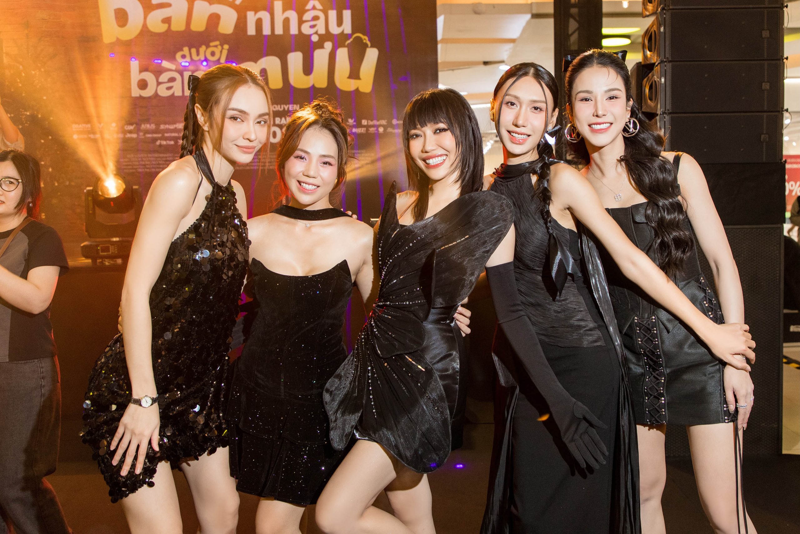 Họp Báo Phim Trên Bàn Nhậu, Dưới Bàn Mưu