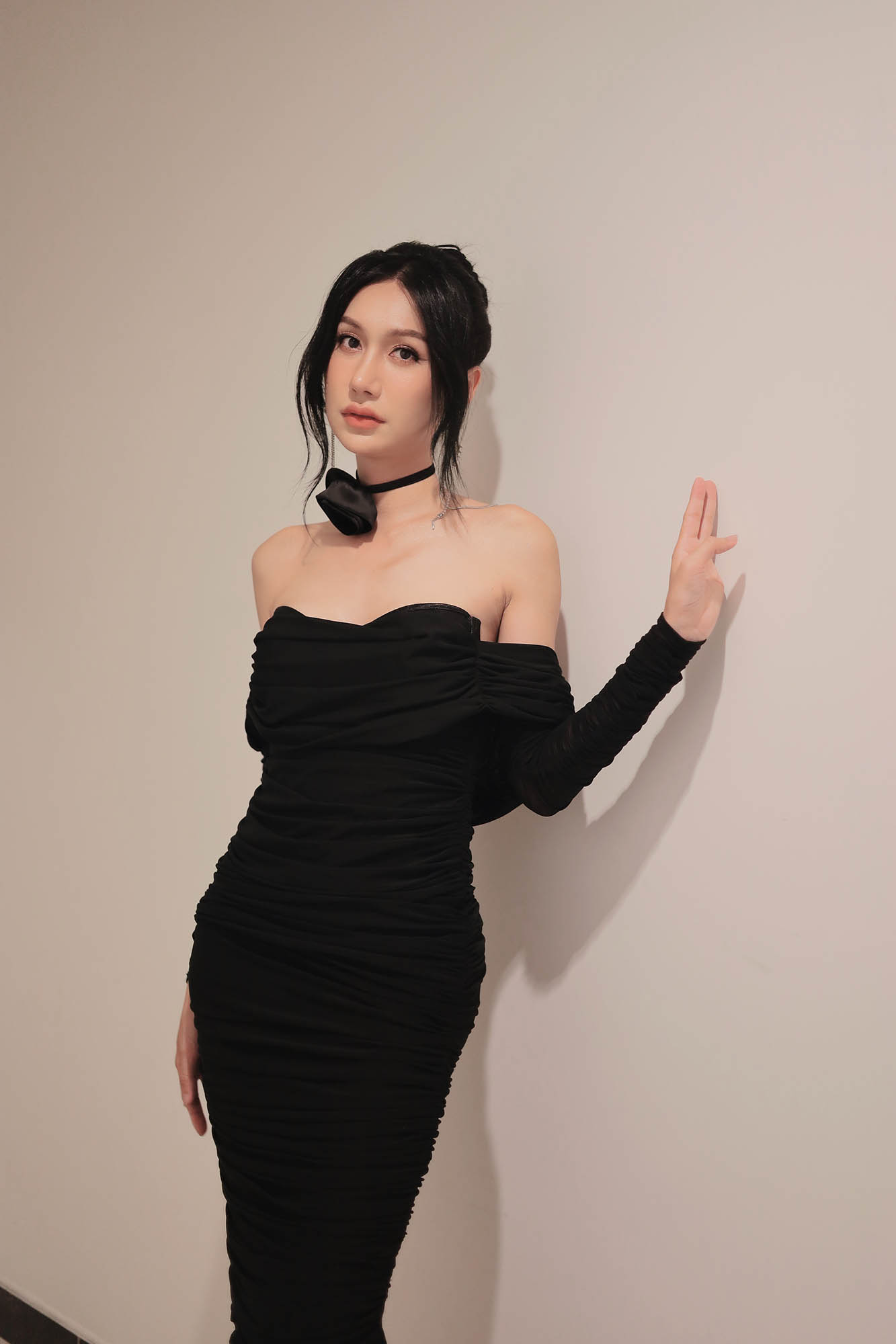 Lady Trong Đầm Đen Quyến Rũ