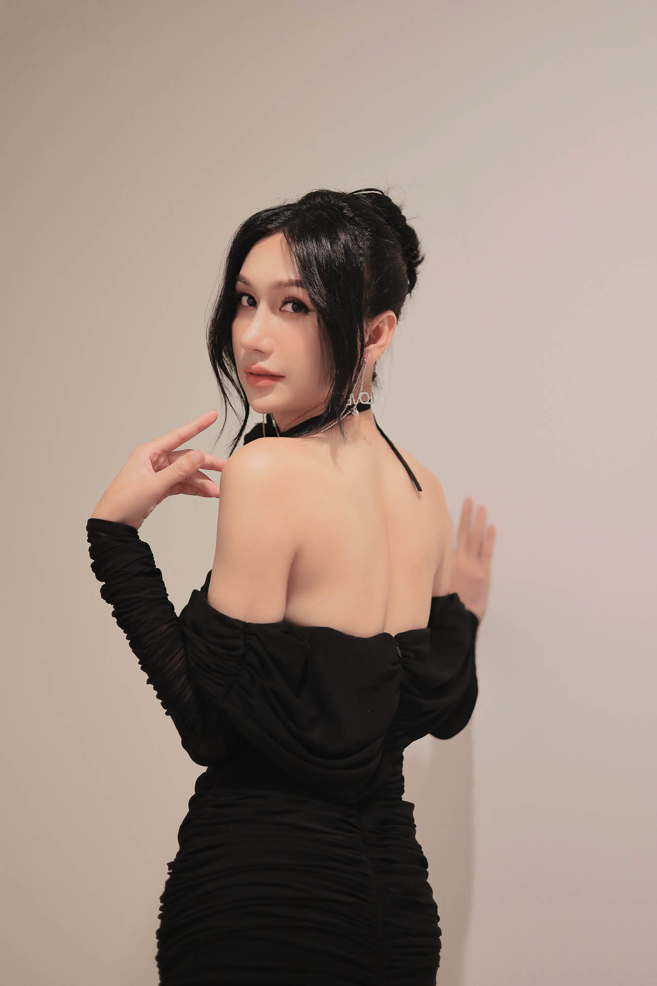 Lady Trong Đầm Đen Quyến Rũ