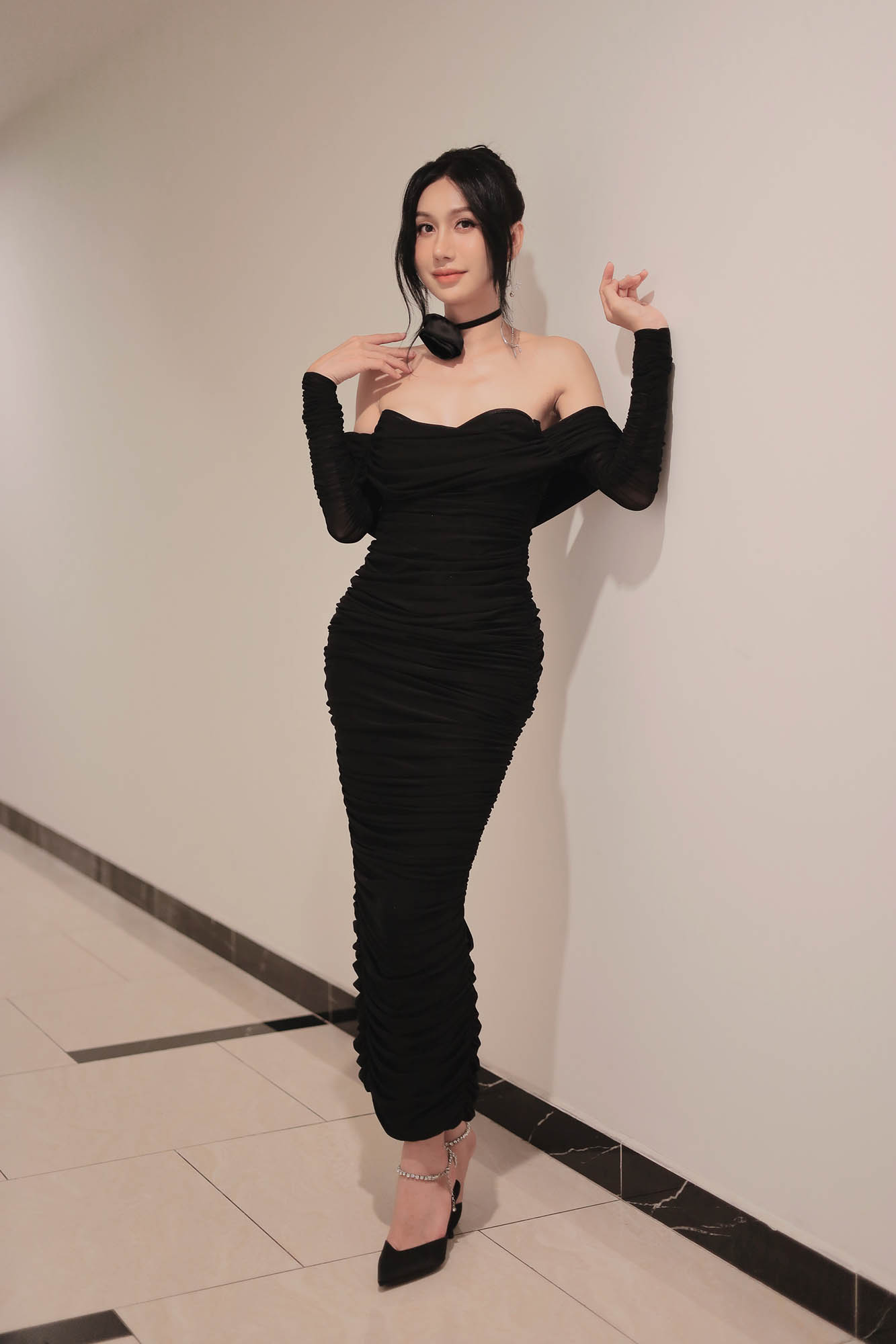Lady Trong Đầm Đen Quyến Rũ