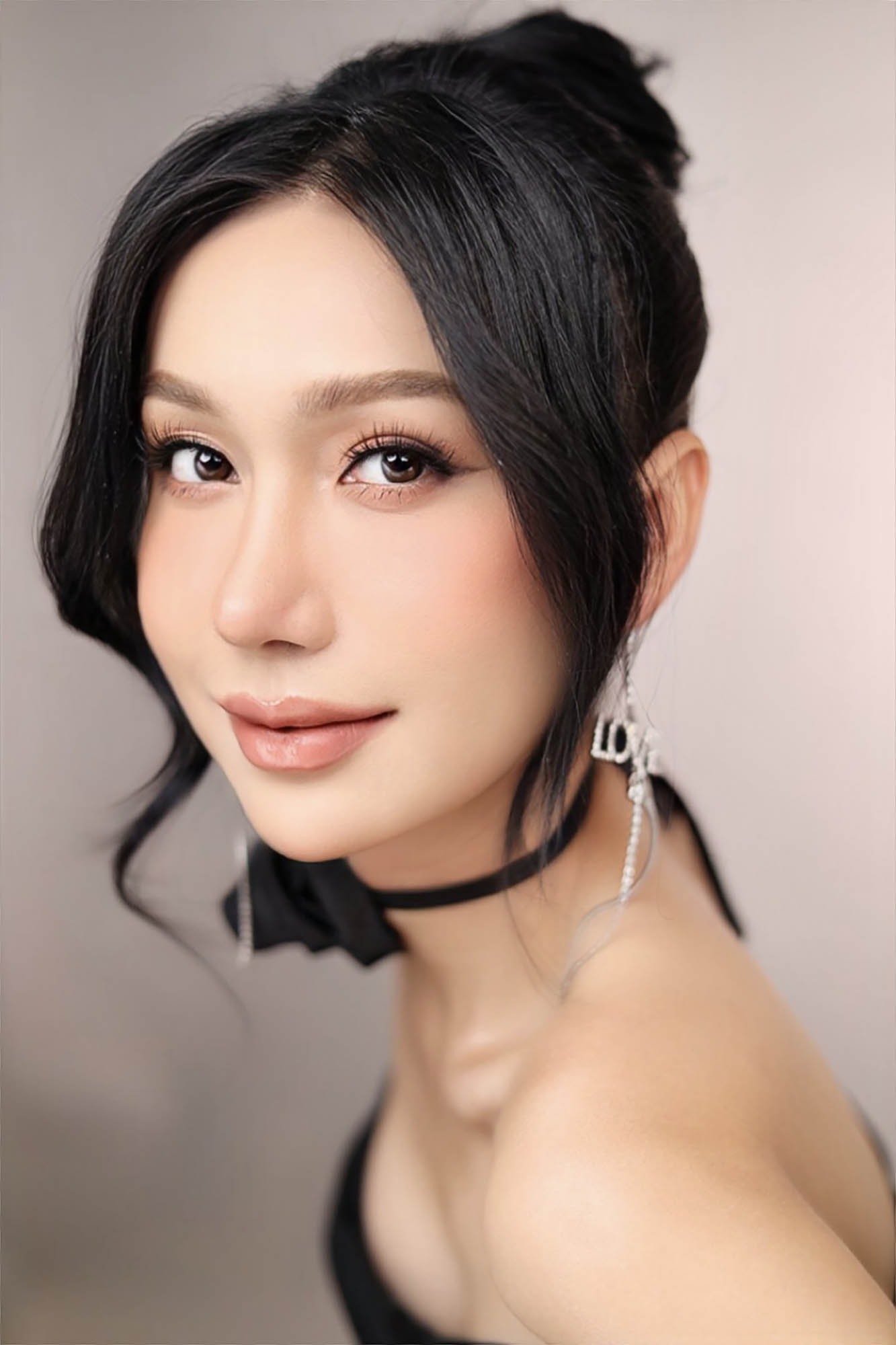 Lady Trong Đầm Đen Quyến Rũ
