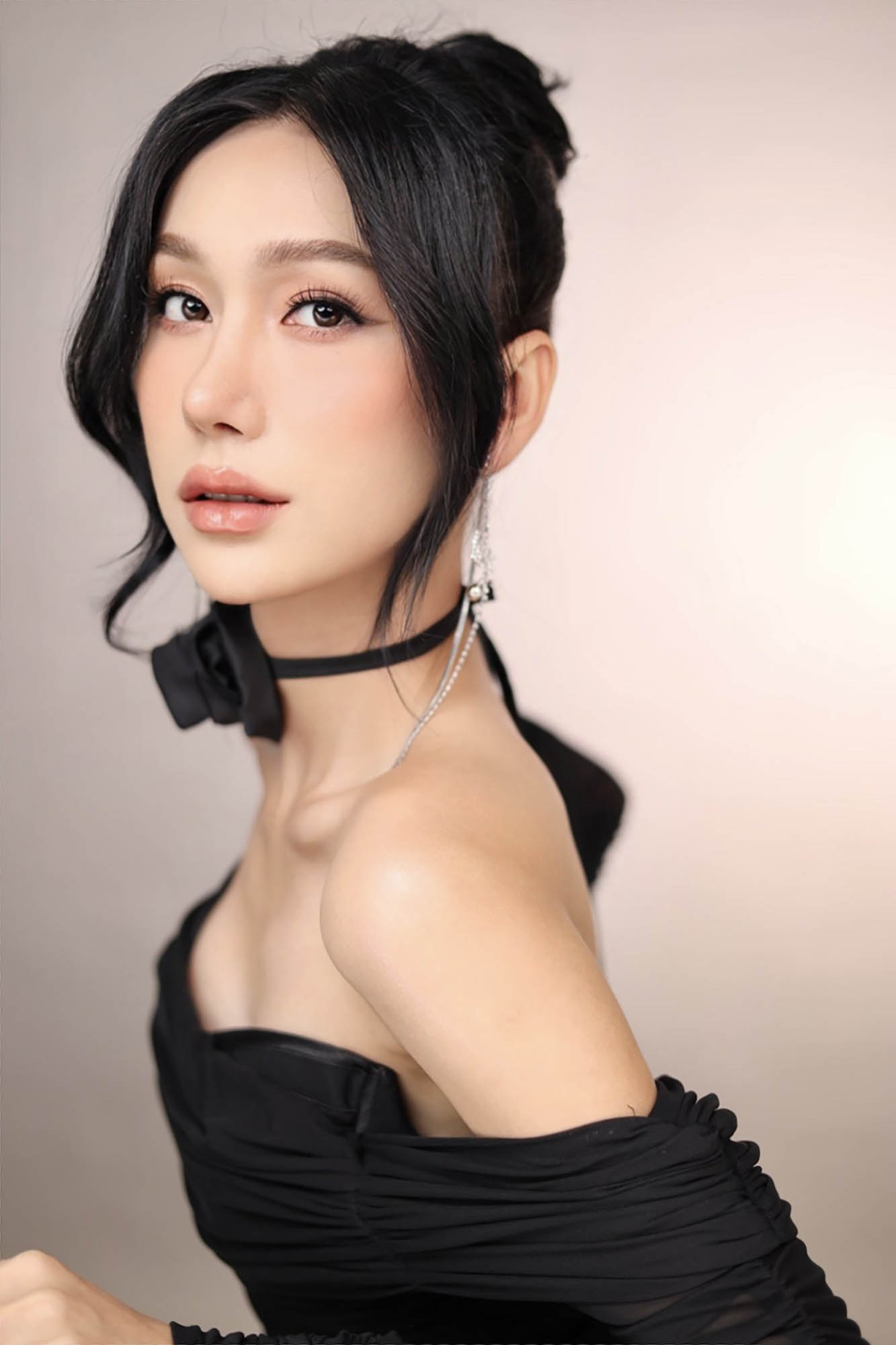Lady Trong Đầm Đen Quyến Rũ