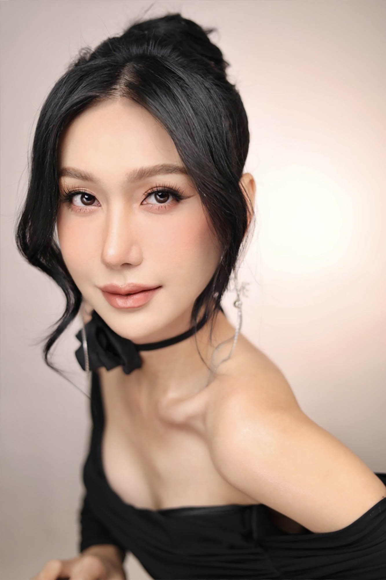 Lady Trong Đầm Đen Quyến Rũ