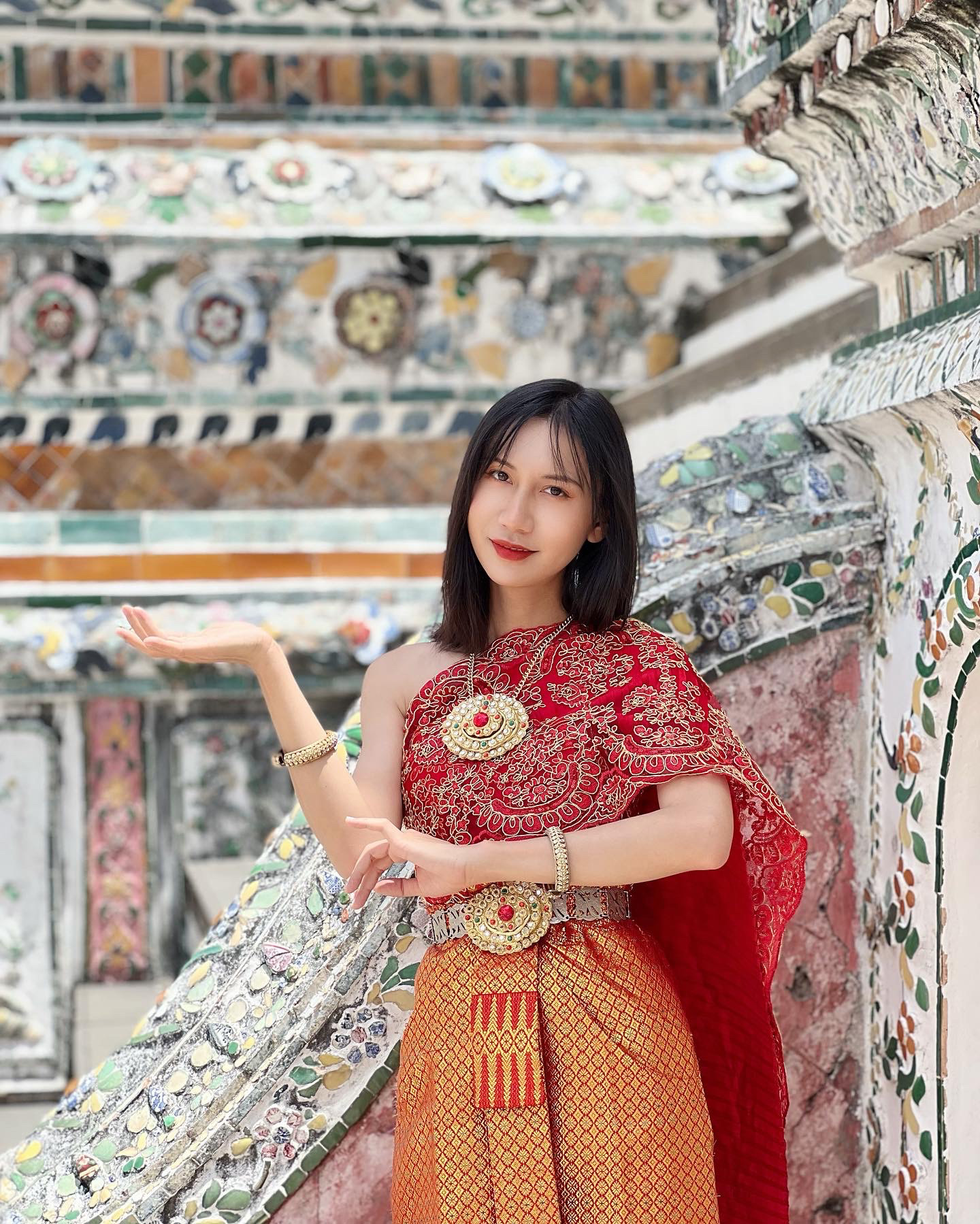 Lynk Lee Mặc Trang Phục Thái Lan