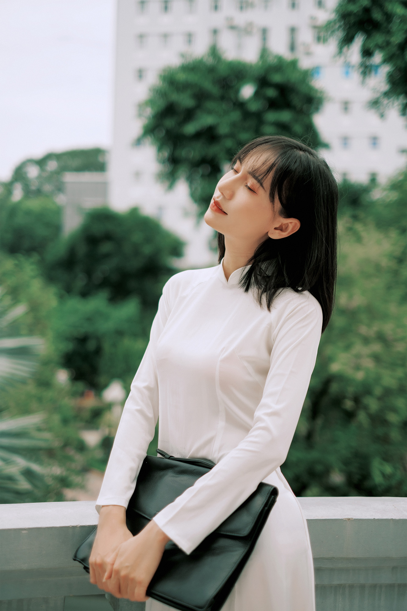 Nữ Sinh Áo Dài Trắng Bên Bảo Tàng