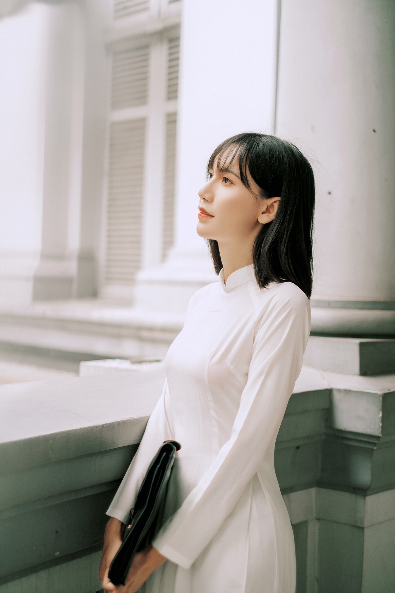 Nữ Sinh Áo Dài Trắng Bên Bảo Tàng