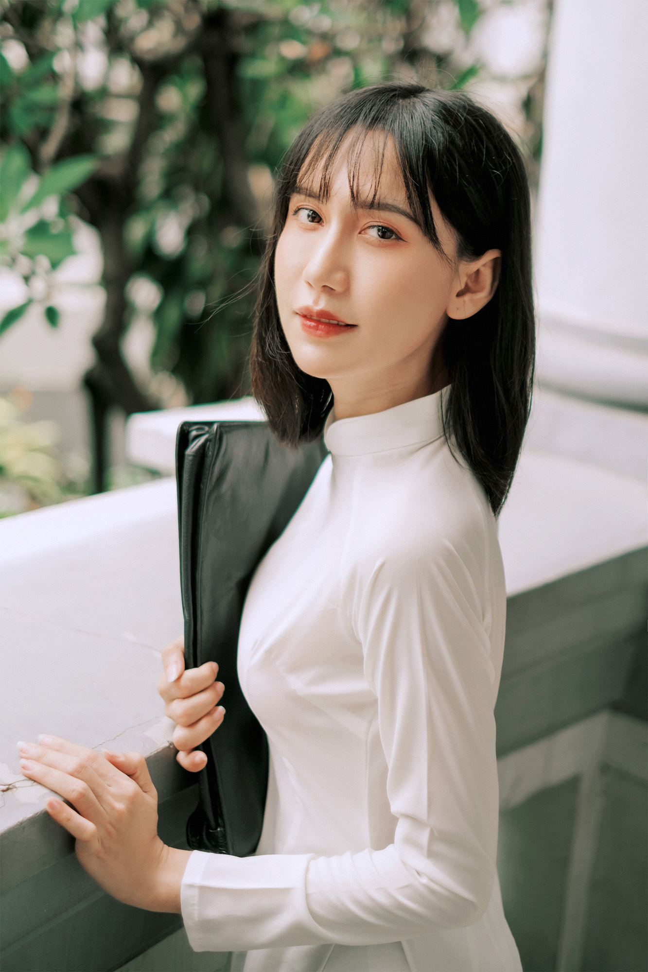 Nữ Sinh Áo Dài Trắng Bên Bảo Tàng