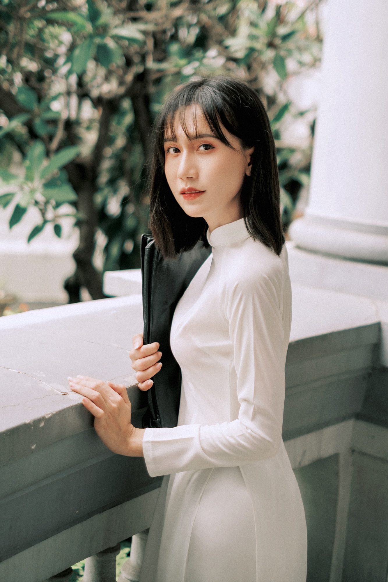 Nữ Sinh Áo Dài Trắng Bên Bảo Tàng