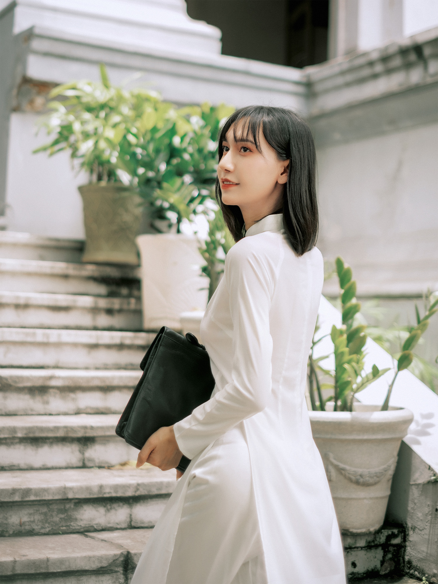 Nữ Sinh Áo Dài Trắng Bên Bảo Tàng