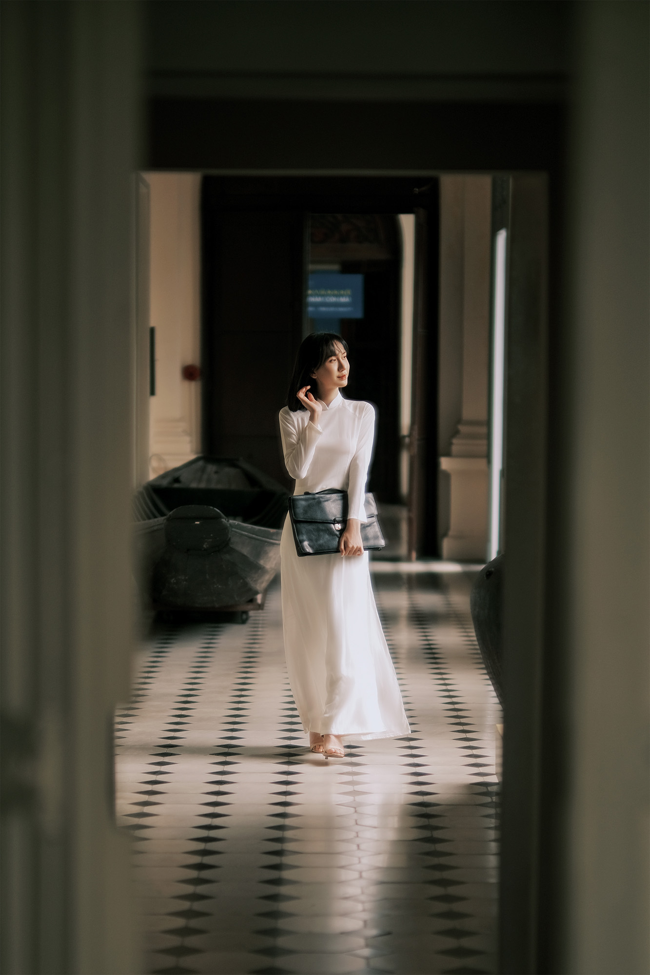 Nữ Sinh Áo Dài Trắng Bên Bảo Tàng