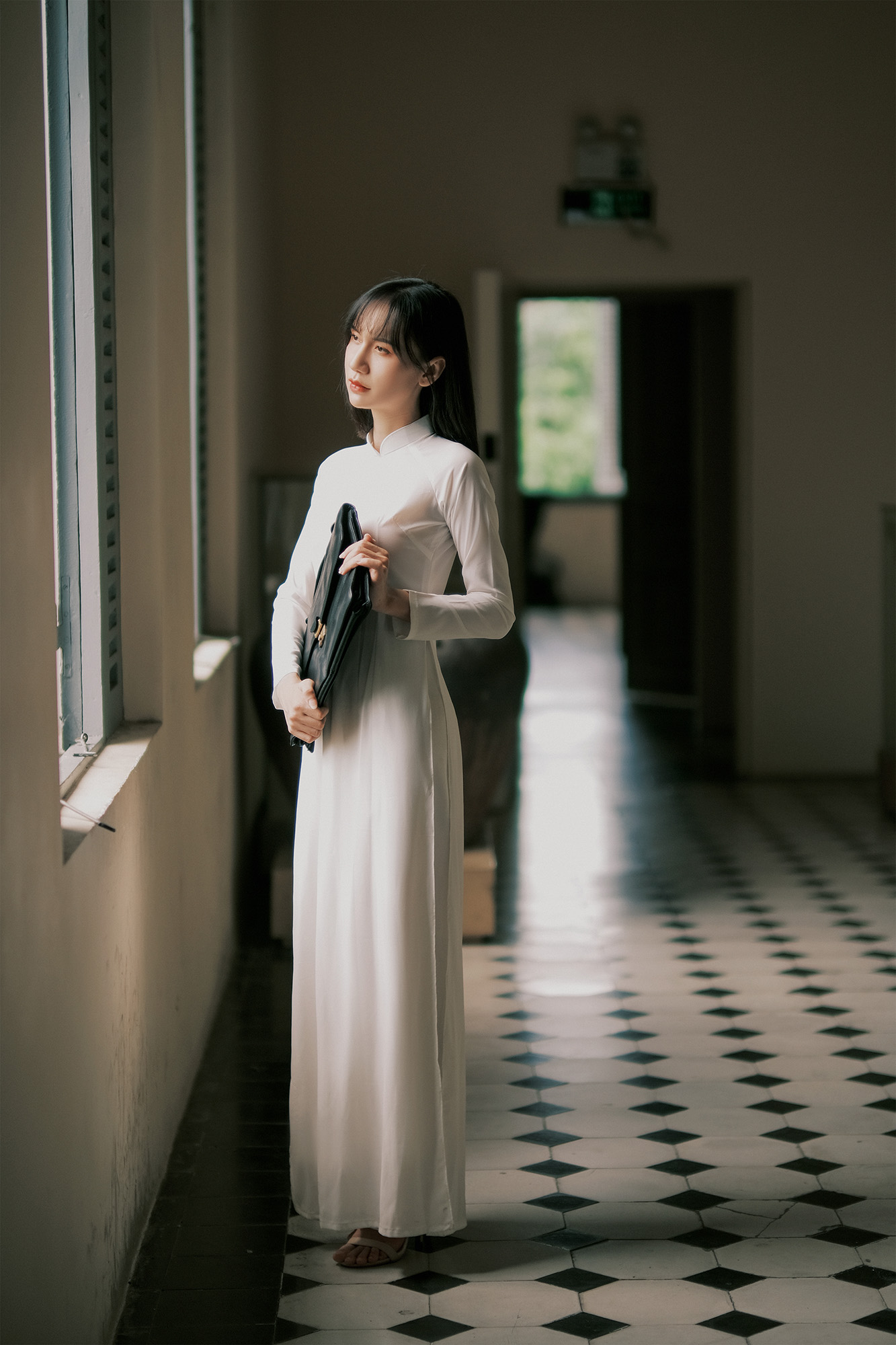 Nữ Sinh Áo Dài Trắng Bên Bảo Tàng