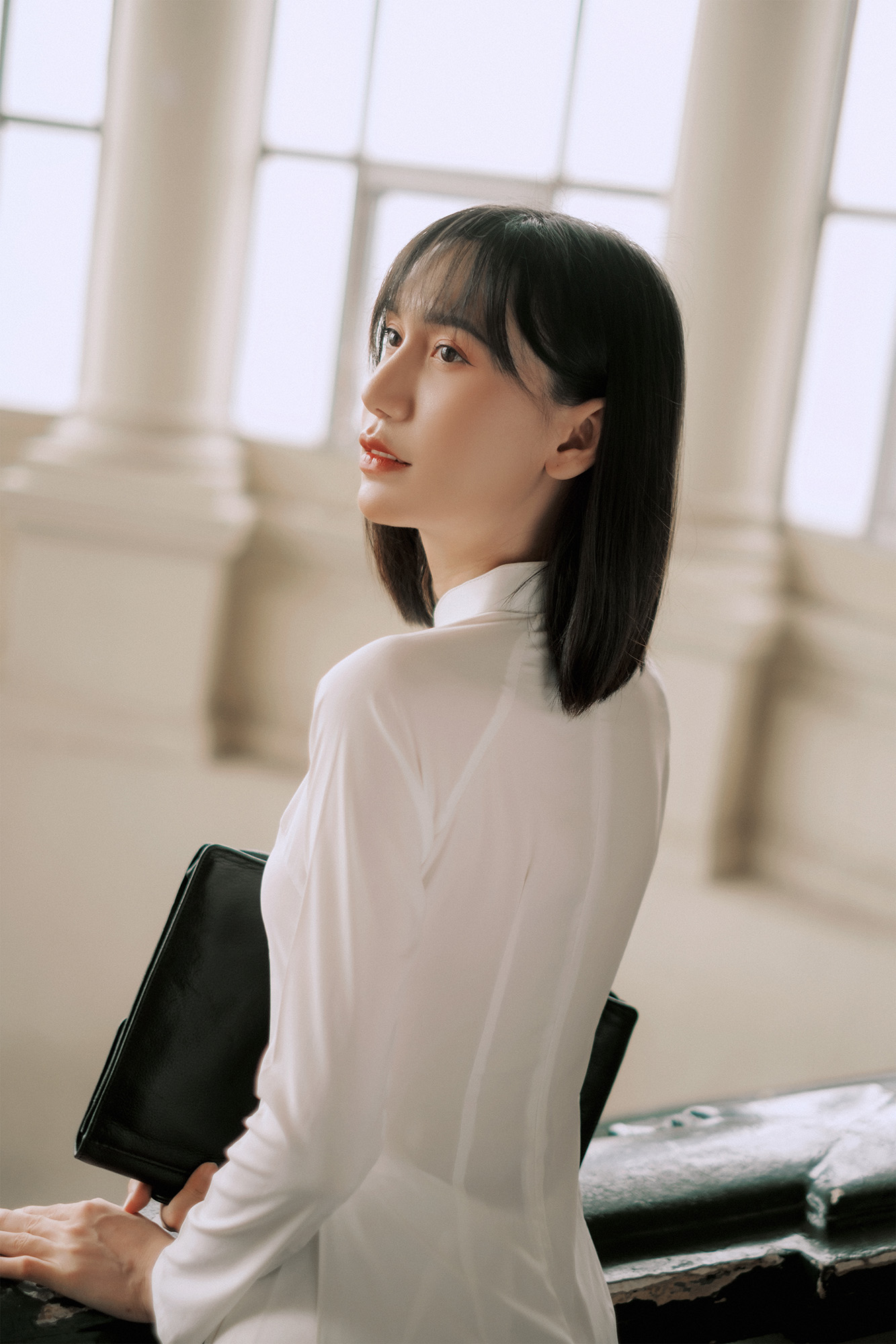 Nữ Sinh Áo Dài Trắng Bên Bảo Tàng