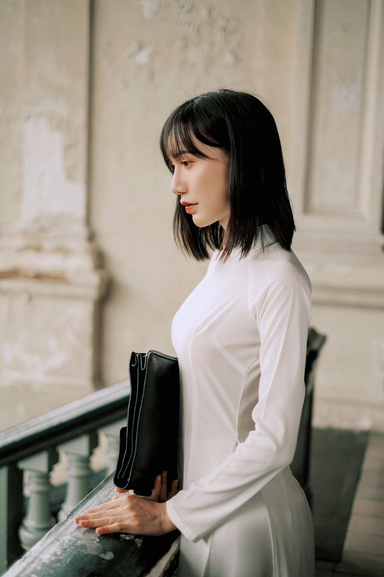 Nữ Sinh Áo Dài Trắng Bên Bảo Tàng