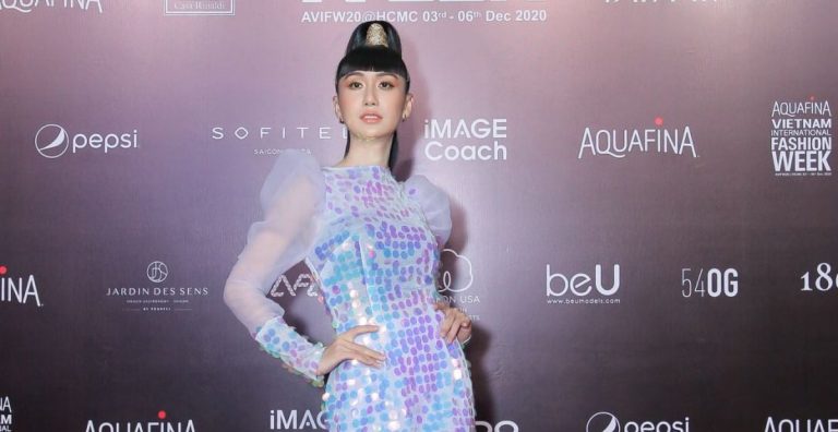 Lần thứ 2 Lynk Lee mở màn tại AVIFW 2020: Thần thái sắc lạnh ăn đứt lần “bánh bèo” lóng ngóng trước đây
