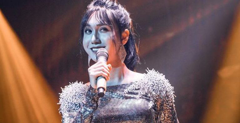 Lynk Lee “đu đưa” theo hit của Dua Lipa vừa đáng yêu lại vừa sexy khi diện váy ngắn khoe lưng trần, chứng minh màn lột xác diện mạo quá xuất sắc!