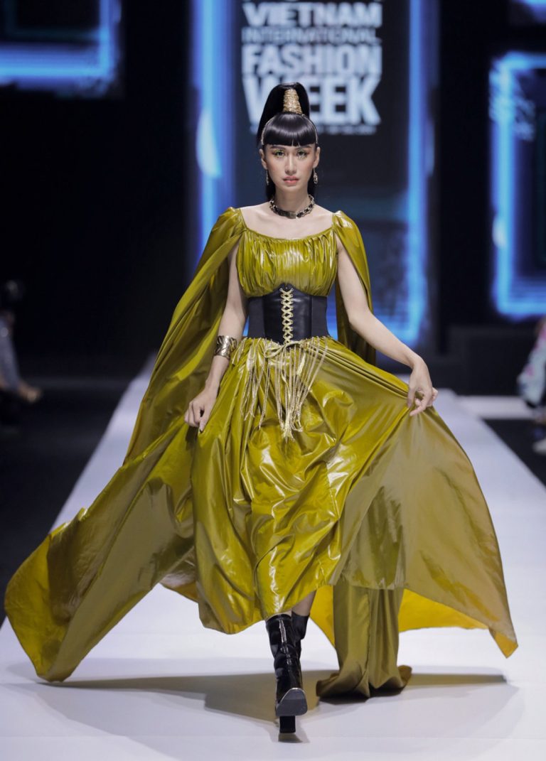 Lynk Lee, Võ Hoàng Yến mặc corset catwalk