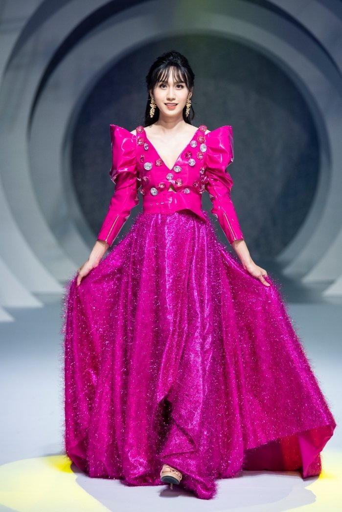 Lynk Lee diện đầm công chúa làm vedette